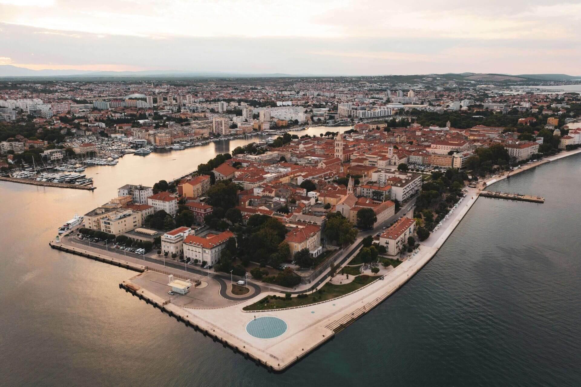 Et plus loin, la côte