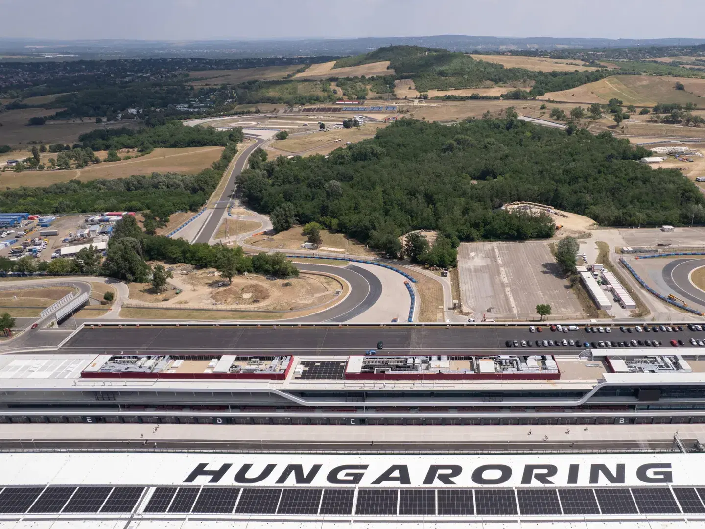 A Hungaroring versenypálya és a Budapest melletti dombok légifelvételen