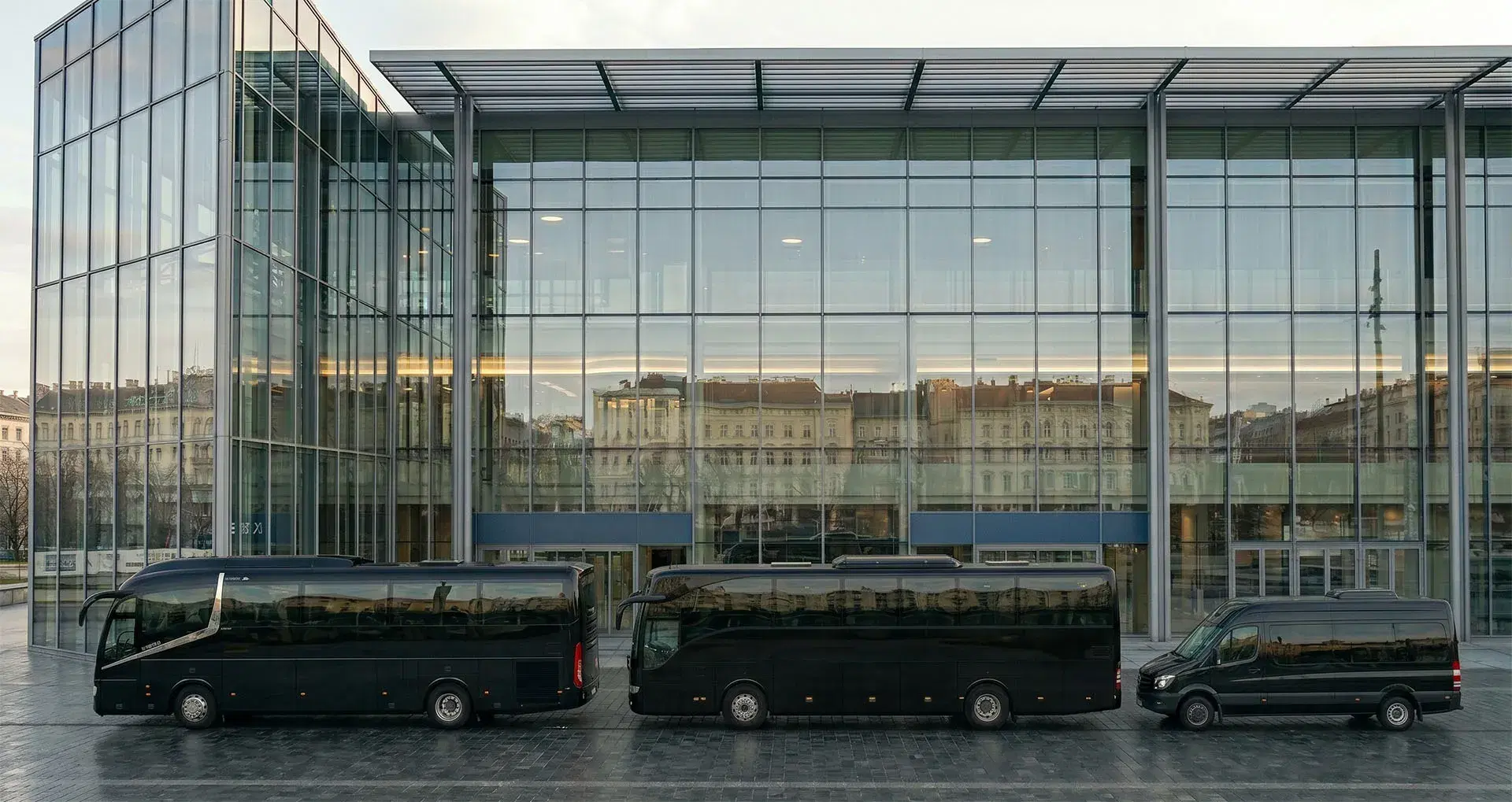 Автопарк автобусов Pickup Hungary выстроен у площадки мероприятия в Будапеште