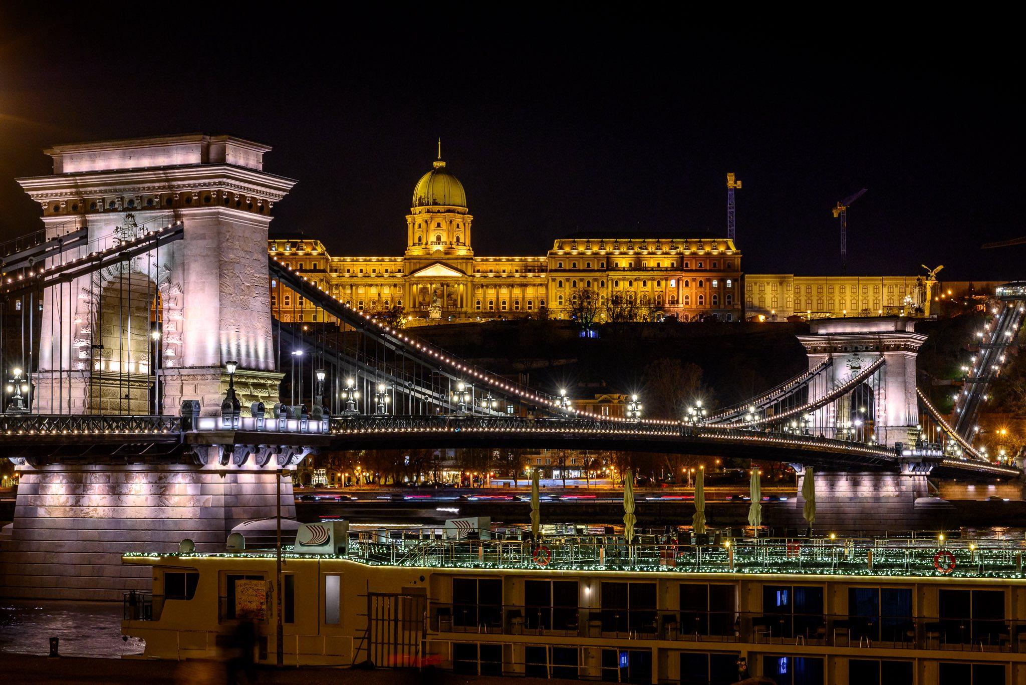 The Dance of Light and Shadow – Nighttime Budapest Tour