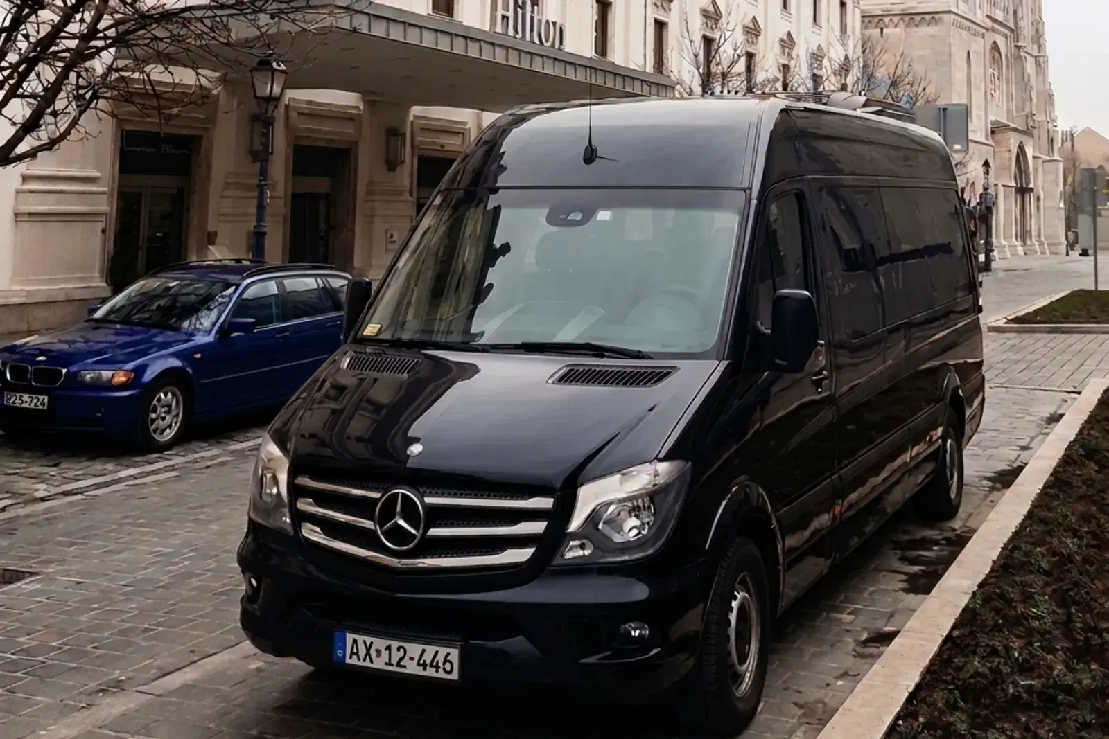 Kisbusz bérlés Budapesten sofőrrel – Mercedes Sprinter kisbusz a Budai Várnegyedben
