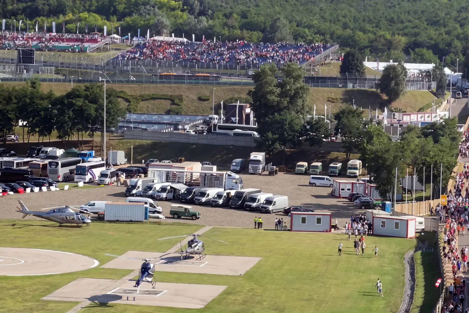 Helikopter érkezik a Hungaroring leszállóhelyére