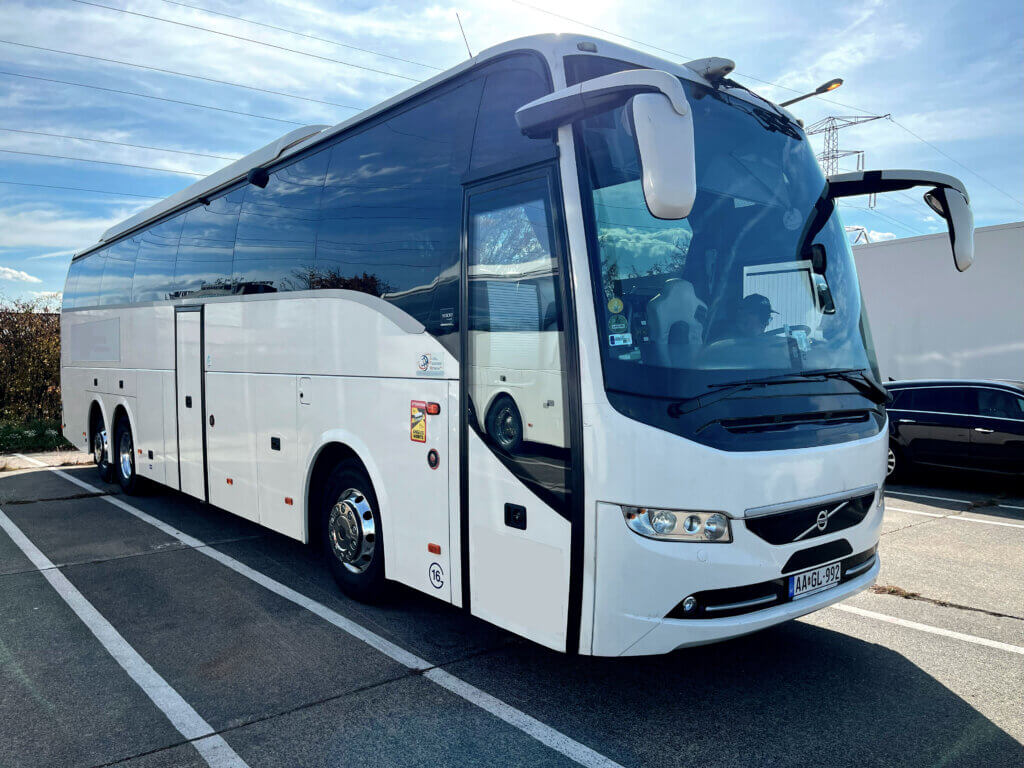 Tour Buses for Larger Groups: Volvo 9500 / 9700 – 49 passengers