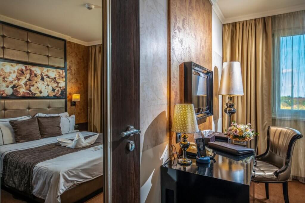 Hotel Délibáb – Classic Comfort Near the Baths