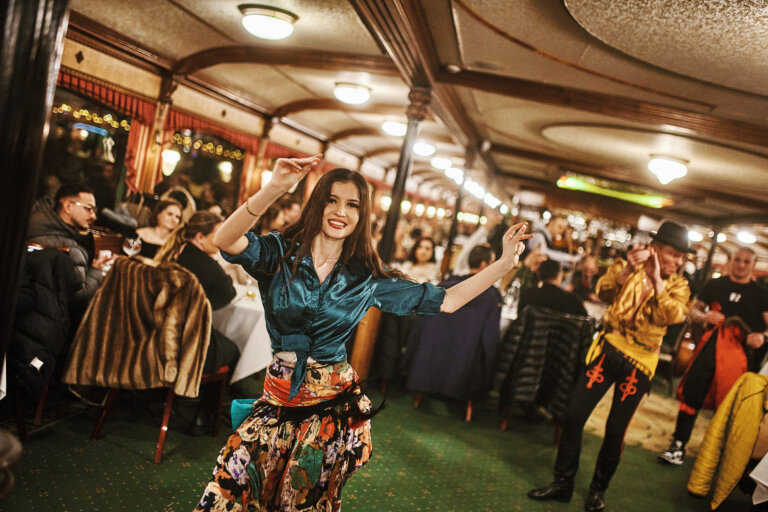 Dinner Cruise with Live Music and Folklore Show