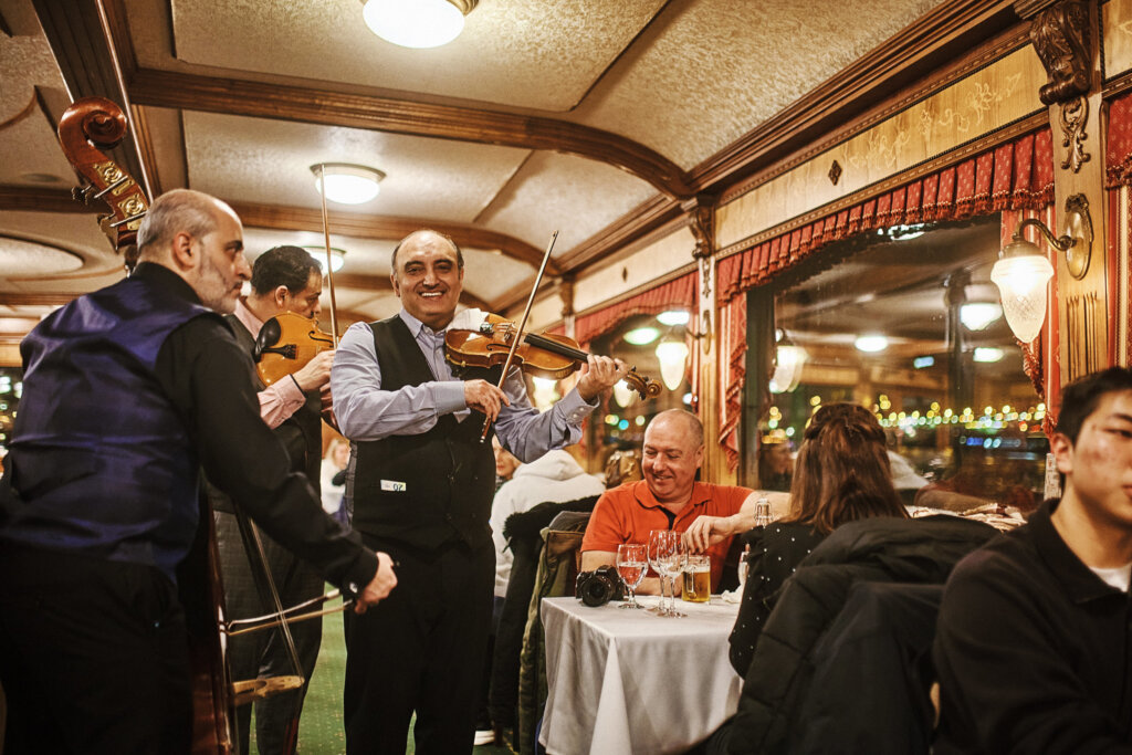 Фольклорное шоу на корабле