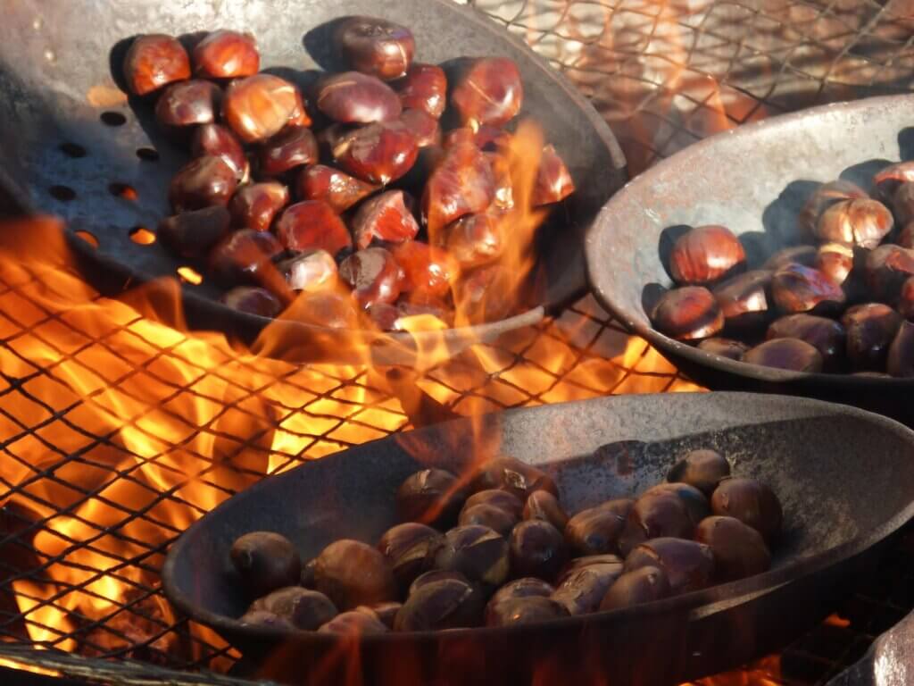 Sült gesztenye — Roasted Chestnuts