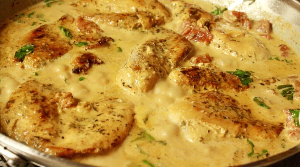 Tejfölös csirke — Chicken in Creamy Paprika Sauce