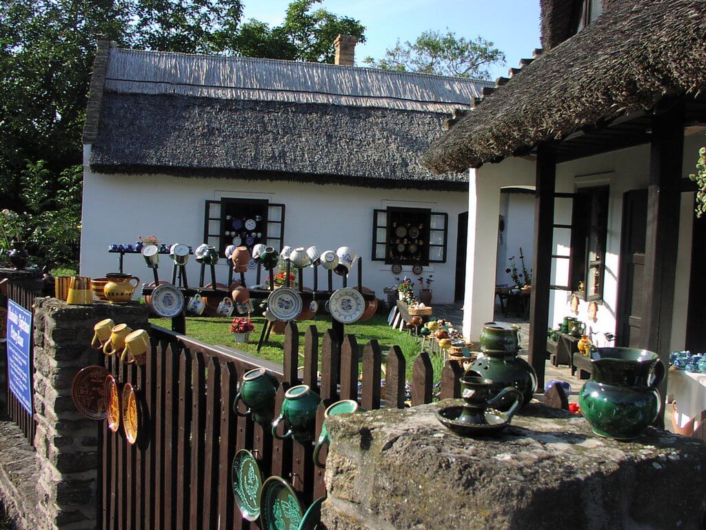 Tihany Peninsula – Charming village streets: Quaint reed-roofed houses, local artisan shops, and cozy restaurants bring the medieval ambiance to life.