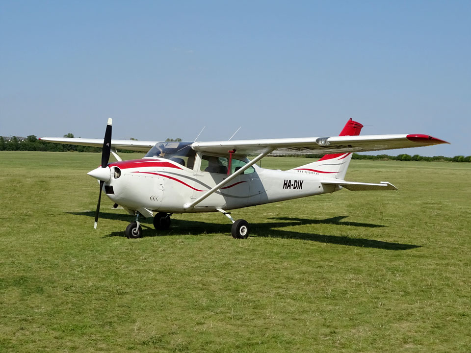 Cessna 172 or Cessna 182