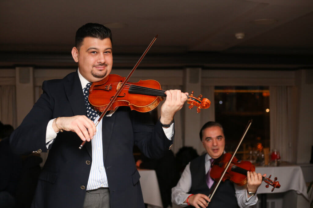 Уютная атмосфера на корабле во время вечернего круиза