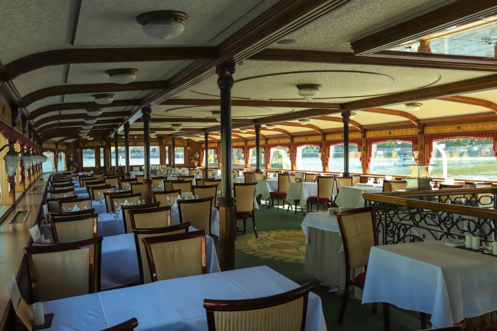 Круиз по Дунаю и 2 бокала Токайского вина